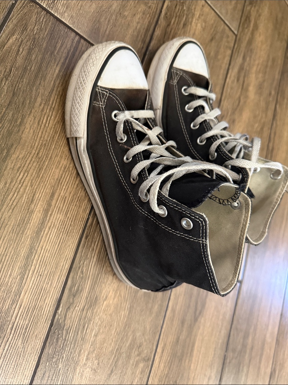 Converse Kids High-Top Sneakers in Black and White size 5.5Youth